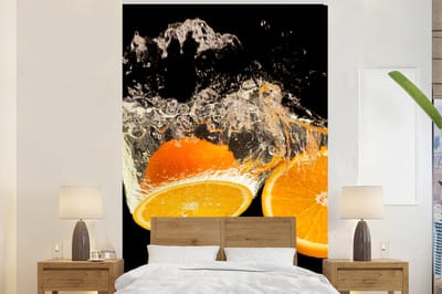 Behang - Fotobehang Sinaasappel - Stilleven - Water - Zwart - Fruit - Breedte 200 cm x hoogte 300 cm