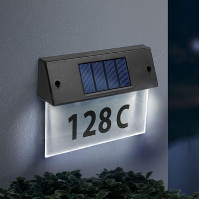 Zonne-Energie Solar Verlicht Huisnummer Lamp met Transparant Plexiglas – Nummer Bord Huis met Verlichting - Koel Wit LED Licht – Automatisch Aan/Uit – Draadloos – Inclusief Nummerstickers (0-9, A-K) – 22 x 16,5 x 5 cm [11446C]