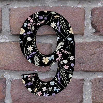 Huisnummer Arial 9 zwart met bloemen - Maat: Klein (10 cm) - zelfklevend - Huisnummerbord