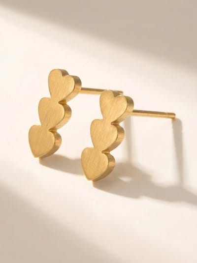 Lundholm Valence Oorbellen Dames Goud kleurig – Premium Stainless Steel Jewellery – Drie Hartjes Oorknopjes Verguld – Liefde Sieraad Cadeau Cadeautje Vrouw - Triple Heart Studs my – Scandinavisch Design