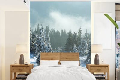 Behang - Fotobehang Bos - Sneeuw - Winter - Breedte 160 cm x hoogte 220 cm