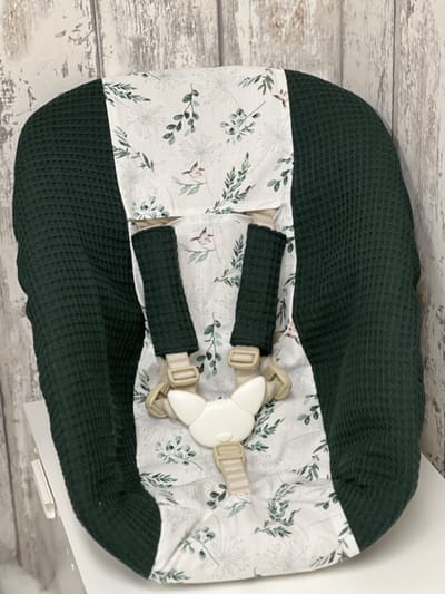 stokke newborn hoes donker groen takje vogeltje