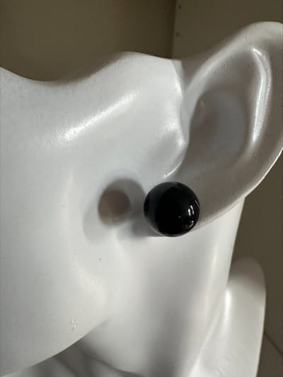 Zwarte oorknopjes doorsnee 1.2 cm | Make up | Parfum | Moederdag | Verjaardagscadeau| Cadeautje| Valentijnsdag| Kado | sieraden | vaderdag | oorbellen | oorsieraden