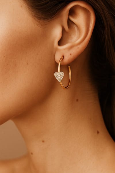 Lundholm Oorringen Dames Goudkleurige Oorbellen – Premium Stainless Steel Gold Plated – Oorbellen Goud Creole Hoops met Hartje & Strass – Cadeau voor Haar Moederdag Cadeau Hartjes - Arina Serie - Inclusief Luxe Geschenkverpakking
