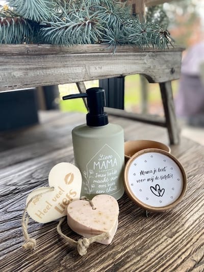 Zeeppompje Lieve mama Jouw liefde maak van ons huis een thuis inclusief houten hartje + hartzeep in doosje met de tekst Mama Je bent voor mij de liefste - moederdag cadeautje - mama