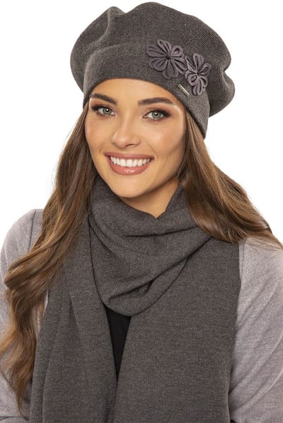 Vivisence Dames Winter Baret En Sjaal Set - Wolmix Met Acryl Viscose Wol En Elastaan Met Bloemapplicatie En Comfortabele Pasvorm - Zacht En Warm Voor Dagelijks Gebruik En Stijlvol Uiterlijk Ideaal Als Cadeau - Donkergrijs