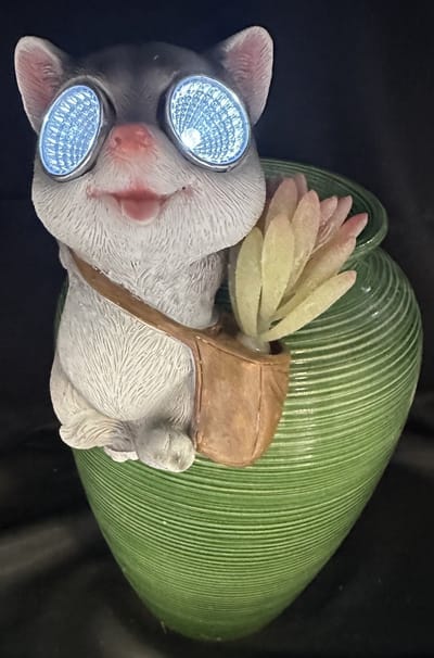Polyresin solarlamp pothanger "Kat met kunstbloemen" - meerkleurig - met 2 LEDs - pothanger - hoogte 14 x 12 x 8 cm - Tuindecoratie - Tuinverlichting