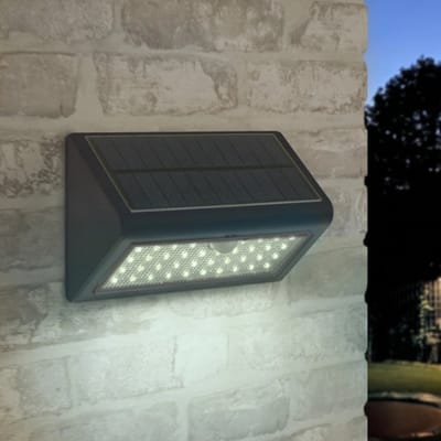 Solar wandlamp buiten 'Motion III' - Met bewegingssensor - IP44 - Helder wit licht (4000K) - 550 lumen - Tuinverlichting op zonne-energie geschikt voor de schutting