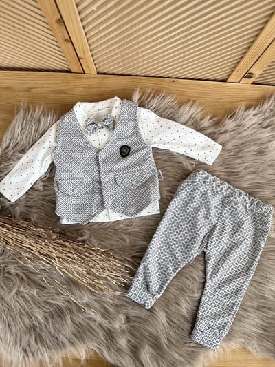 luxe baby pak -jongensset-jongenspak- drie delige katoenen baby set- vest (gilet), broek ,poloshirt met strikje-kleur lichtgrijs zwart wit -12 tem 18 maanden maat 86