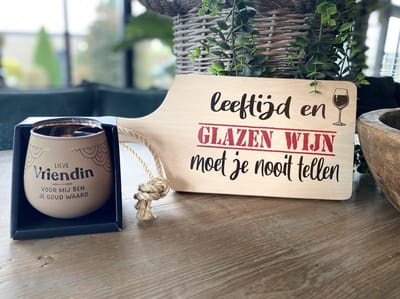 Creaties van Hier - theelichthouder - serveerplank - vriendin - leeftijd en glazen wijn - 35 cm - hout - glas