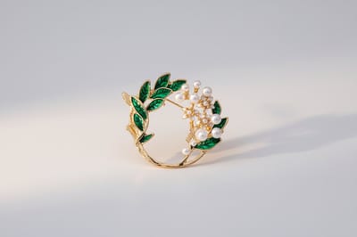 Kransbroche met Groene Bladeren en Parels – Tijdloze Elegante Broche | Twinolo