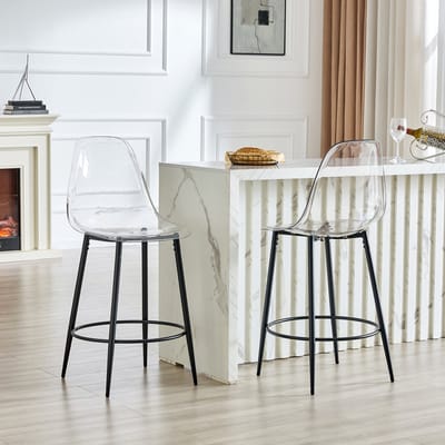 Set van twee transparante barkrukken met een zwevend design – ideaal voor open keukens in Europese stijl. De zwarte metalen poten vormen een perfecte aanvulling op het moderne, luxueuze minimalisme.