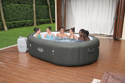 Luxe Opblaasbare Whirlpool Helsinki AirJet – Rond Houtlook Bubbelbad voor 5-7 Personen, 180x66 cm, 180 Massagestralen, Comfortabele Spa voor Thuis, 1123 Liter, Bruin Bellaverowonen – Bellavero