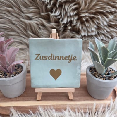 Robuust wenstegeltje – Zusdinnetje – Lief Cadeau voor Zus of Beste Vriendin – Stijlvolle Wanddecoratie met Betekenis – Trendy nu – Decoratief Tegeltje met Standaard – Cadeau Idee