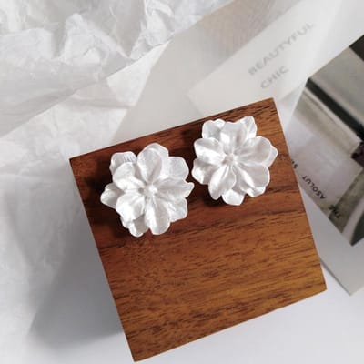 Mode Witte Bloem Oorbellen voor Dames Trendy Kristal Acryl Parel Lange Kwast Druppel Oorbellen Temperament Feest Cadeau Sieraden white