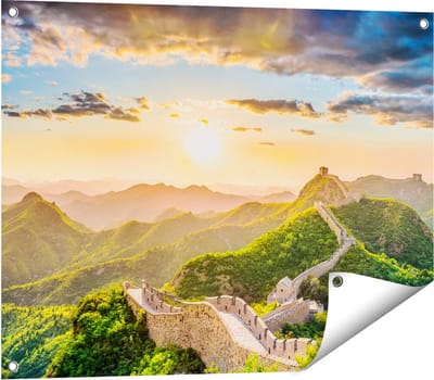 Gards Tuinposter De Chinese Muur door de Bergen met Zon - 80x60 cm - Tuindoek - Tuindecoratie - Wanddecoratie buiten - Tuinschilderij