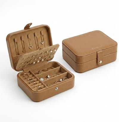 Oneay Reissieradendoos voor vrouwen en meisjes, compacte sieradenorganizer, draagbaar opbergdoosje met oorbelhouder, kettinghaakjes en ringvakjes, PU-leer sieradenopbergdoos voor onderweg – Bruin