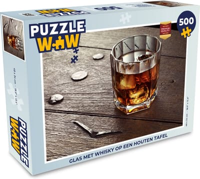 Puzzel Glas met whisky op een houten tafel - Legpuzzel - Puzzel 500 stukjes