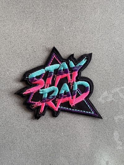 Stay Rad - Roze - Roze - Meiden quote / Graffiti - Strijk Embleem Patch 4 / 5 cm [Carnaval] Strijkapplicatie - Iron On