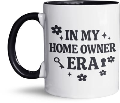 NietMokken.nl – In My Home Owner Era Mok – Grappige Mok met Gratis Viltje - Housewarming Cadeau – Nieuw Huis Cadeau – Verhuiscadeau – 325 ml – Keramische Koffiemok – Vaatwasser- & Magnetronbestendig – Aan Beide Zijden Bedrukt