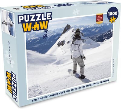 Puzzel Een snowboarder kijkt uit over de besneeuwde bergen - Legpuzzel - Puzzel 1000 stukjes volwassenen