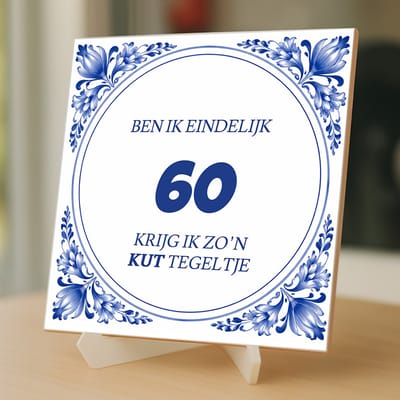 Tegeltjes met tekst - Eindelijk 60 - k*T tegel - 15 x 15 cm– inclusief gratis transparante ezelhouder – Kleurmedia