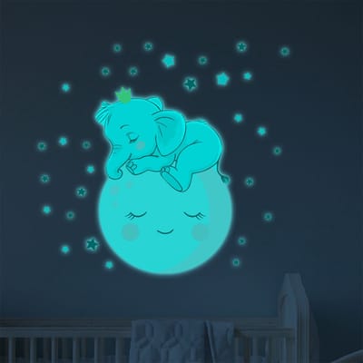 Lichtgevende sticker - Babyolifant op de maan en 30 sterren - Muursticker/plafondsticker voor kinderen - 110x80cm
