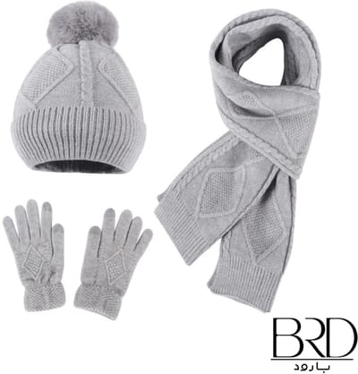 BRD® Winter | Drie delig Winter set voor dames lichtgrijs | Gevoerde muts met pompon, sjaal en handschoenen