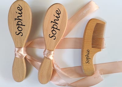Babykam gepseronaliseerde set met extra zachte borstel- meisje - borstel bamboe Baby Borstel - Baby Verzorginsset - Baby Kam - Baby Setje - Baby Manicureset - Baby borstel en kam - Houten Baby Kam- kraamcadeau