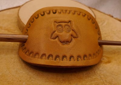 Leren beige haarspeld uil met houten haarstokje - lederen haarspeld klein uil in sierrand - leuke haarspeld met nachtdier - haarspeld vrouwelijke - haarspeld voor dik haar - haarspeld voor lang haar - haarspeld voor blond, zwart, bruin en rood haar