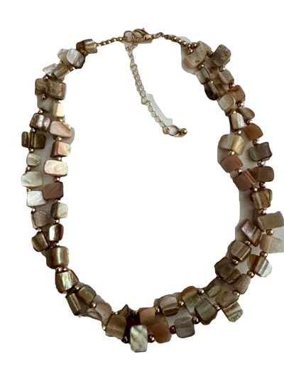 Petra's Sieradenwereld - Beige schelpketting met goudkleurige kraaltjes (1094)