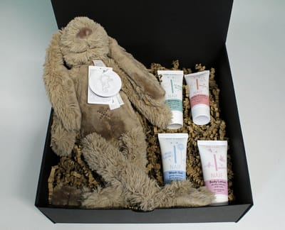 Giftbox Knuffel & Care - kraamcadeau - cadeau zwangerschap - knuffel happy horse - naïf producten