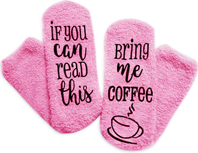 Malinsi® Grappige Sokken Koffie - Bring me Coffee - Leuke AntiSlip Huissokken Dames - Gekke Cadeaus Cadeautjes Volwassenen - Funny Socks Vrolijke Slofsokken met Tekst - Kerst Cadeau voor Vrouwen - Moederdag Geschenk Giftset Kerstsokken Vriendin