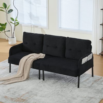 Driezitsbank van corduroy met zachte, comfortabele bekleding, een hoge rugleuning en praktische zijvakken. Stevige metalen poten en een robuuste constructie. Veelzijdig te gebruiken in de woonkamer, slaapkamer of thuiskantoor.