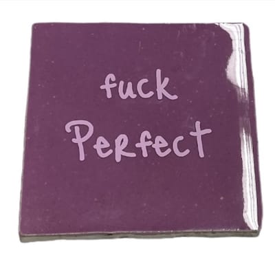 Hippe tegeltje met tekst: Fuck Perfect | Mauve met pastel paars | Gepersonaliseerde cadeau | Hippe Spreuktegel | Nieuwe woning cadeau | Housewarming cadeau