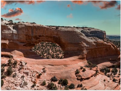 WallClassics - Poster (Mat) - Uitzicht vanaf Rots over Wolken en Rotsen in het Arches National Park in Utah, Amerika - 40x30 cm Foto op Posterpapier met een Matte look
