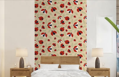 Behang - Fotobehang Lieveheersbeestje - Bladeren - Design - Breedte 150 cm x hoogte 240 cm
