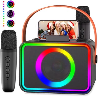 Een complete karaokeset, inclusief twee karaokemicrofoons, een draagbare karaokebox en een Bluetooth-luidsprekersysteem, perfect voor familiebijeenkomsten, kerkfeesten, picknicks en buitenactiviteiten.