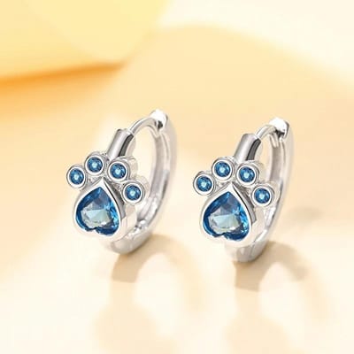Huitan Boucles d'oreilles créoles Empreinte de pas pour femmes Mignonnes Zircones cubiques bleues Accessoires de piercing Bijoux de fête fantaisie exquis white