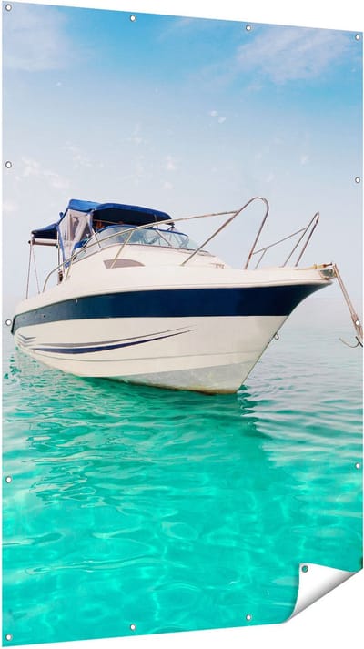 Gards Tuinposter Motorboot aan het Strand met Blauw Water - 120x180 cm - Tuindoek - Tuindecoratie - Wanddecoratie buiten - Tuinschilderij