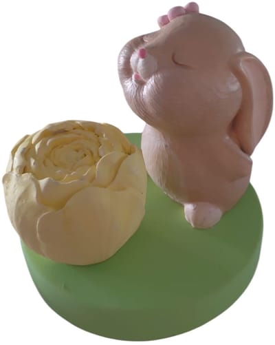 Little1gifts - Paasbeeldje – Beige Konijn met Bloem