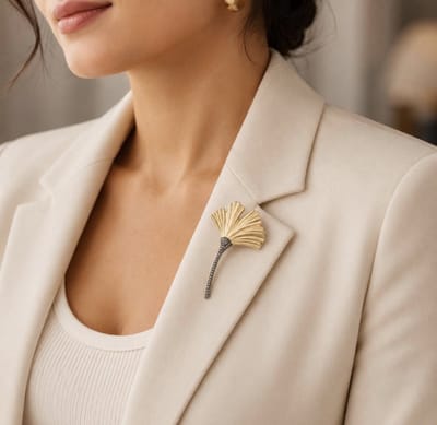 Dames Brooche Ginkgo Blad Goudkleurig met Steentjes – Botanisch Statement Sieraad – Elegant Lapel Pin