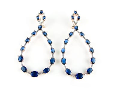 Zilveren oorringen roos goud verguld Model Definition of Blue zilveren oorbellen roos goud verguld gezet met blauwe stenen en cubic zirconia