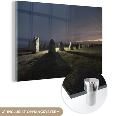® Glasschilderij 180x120 cm - Schilderij acrylglas - De calanais Standing Stones tijdens zonsondergang in Schotland - Foto op glas - Muurdecoratie woonkamer - Wanddecoratie slaapkamer - Schilderijen