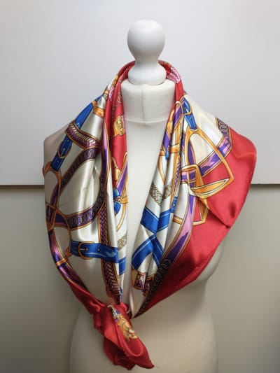 Vierkante dames sjaal Catherine fantasiemotief ecru rood blauw paars roze geel oranje bruin 90x90