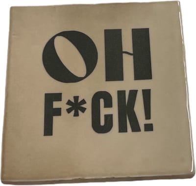 Hippe tegeltje met tekst: Oh Fuck | Beige met charcoal grijs | Gepersonaliseerde cadeau | Hippe Spreuktegel | Nieuwe woning cadeau | Housewarming cadeau