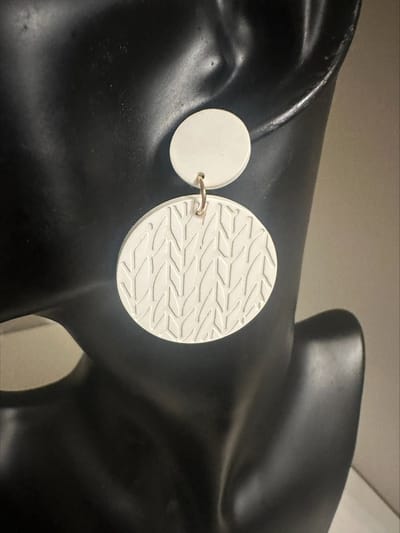 Witte retro patronen oorbellen | Make up | Parfum | Moederdag | Verjaardagscadeau| Cadeautje| Valentijnsdag| Kado | sieraden | vaderdag | oorbellen | oorsieraden
