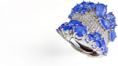 Brede zilveren ring blauwe stenen en cubic zirconia