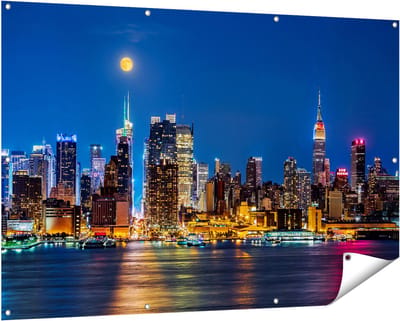 Gards Tuinposter Verlichte Skyline van New York met Volle Maan - 150x100 cm - Tuindoek - Tuindecoratie - Wanddecoratie buiten - Tuinschilderij