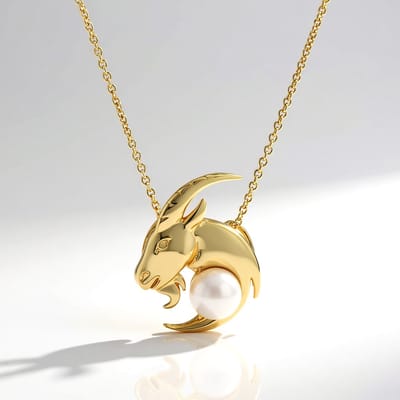 Cavill - 925 Sterling Zilver Halsketting - Verguld - 6mm Witte Zoetwaterparel - Elegant Collier met Gouden Steenbok Hanger